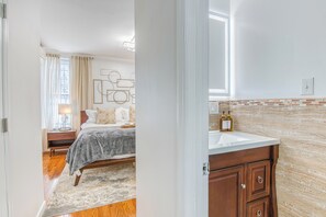 1 bedroom, in-room safe, desk, iron/ironing board - Spacious 1BR with King Bed, AC, WiFi & Streaming Entertainment. (Brooklyn)