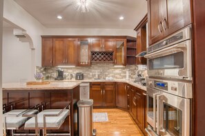 Fridge, microwave, oven, stovetop - Spacious 1BR with King Bed, AC, WiFi & Streaming Entertainment. (Brooklyn)