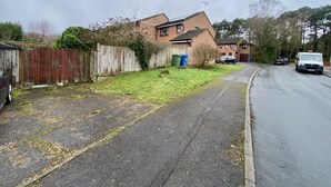 A residential street with houses, a parked car, and a van. - Comfortable 2 Bedroom House in Bracknell (Bracknell)