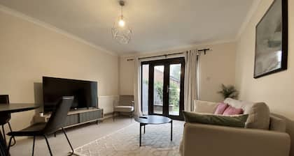Comfortable 2 Bedroom House in Bracknell