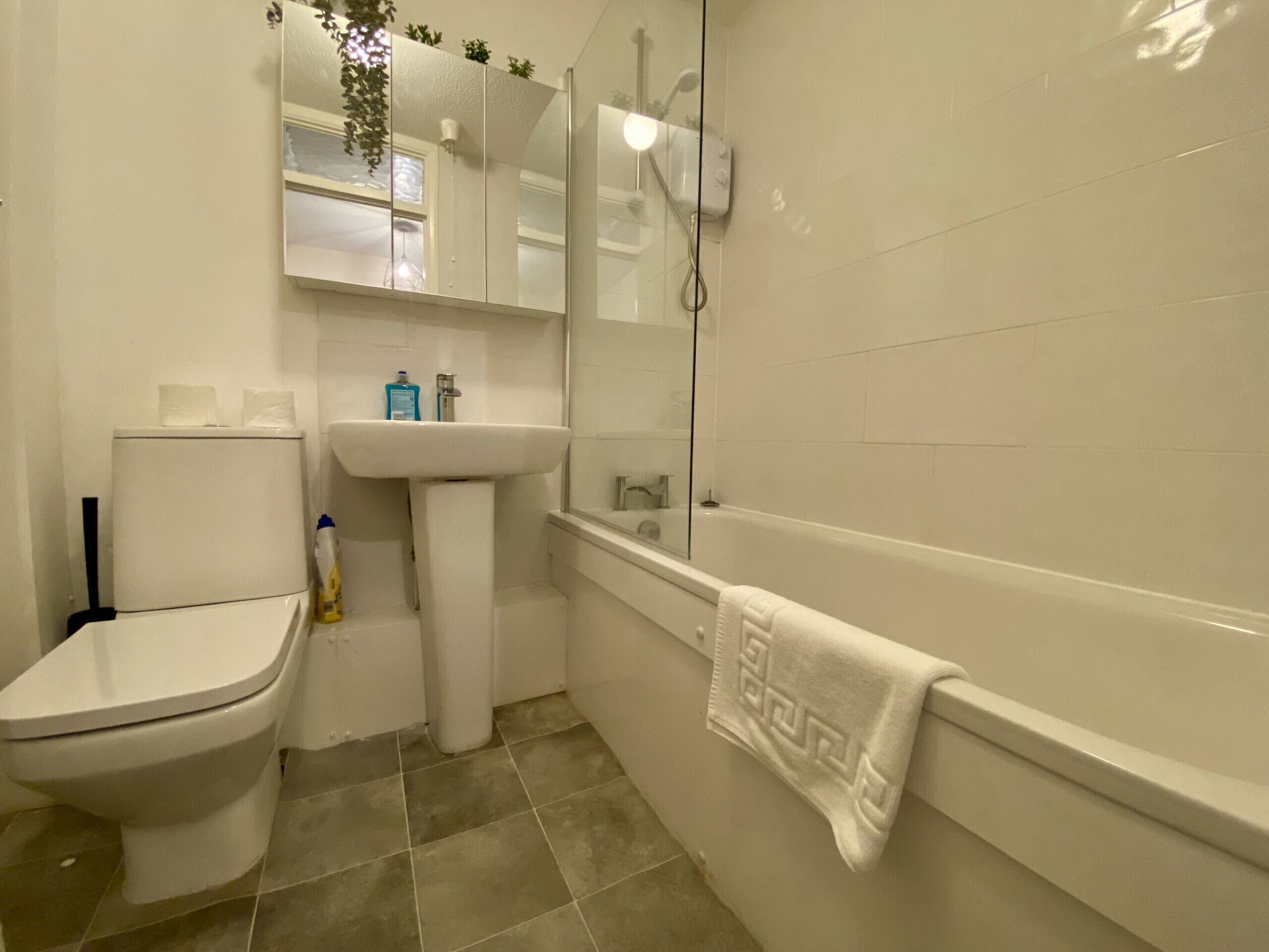 Douche, sèche-cheveux, serviettes fournies