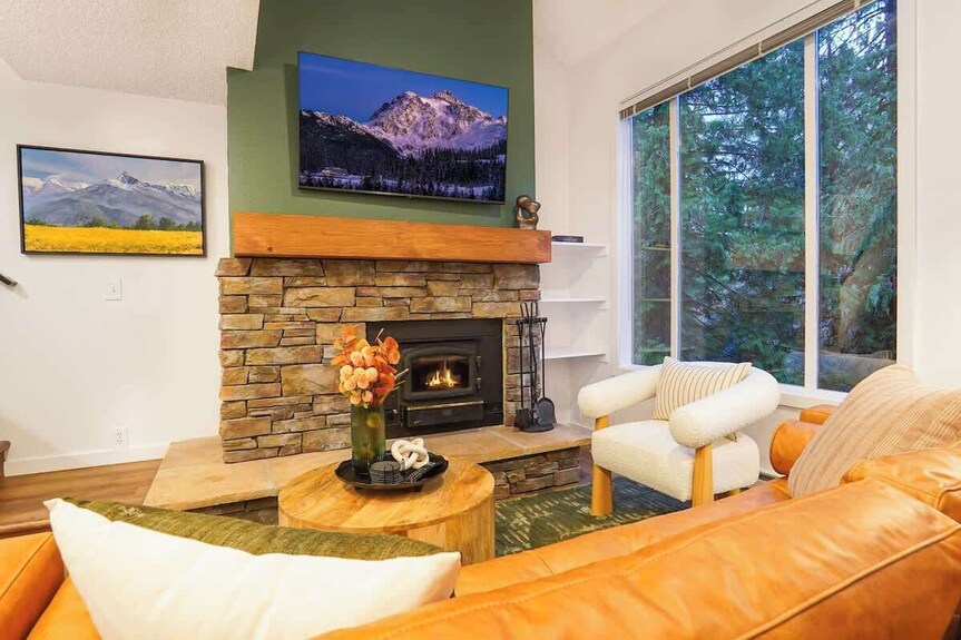 Snowater Escape | Sleeps 5 | Pool + Hot Tub - Glacier, WA