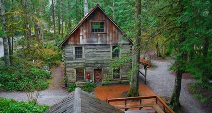 Snowater Escape | Sleeps 5 | Pool + Hot Tub