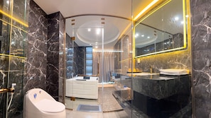 Suite Double Room City View with Bathtub | Bathroom | Shower, free toiletries, hair dryer, towels