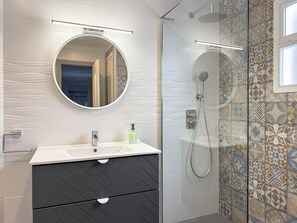 Dusche, Haartrockner, Handtücher, Seife