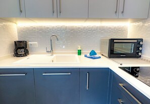 Mikrowelle, Ofen, GeschirrspĂŒler, Wasserkocher mit Kaffee-/Teezubehör