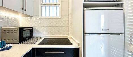 Microwave, oven, dishwasher, coffee/tea maker