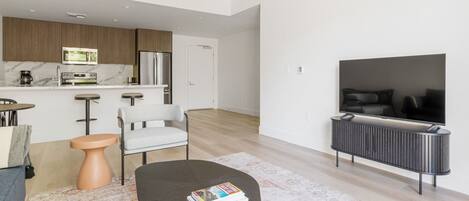 Una televisión, un reproductor estéreo