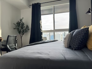 1 chambre, coffre-fort, fer et planche à repasser, lit de bébé portatif
