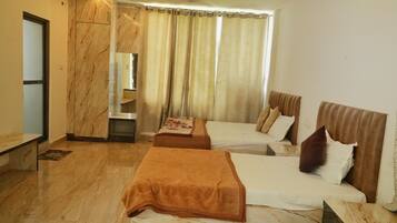 Family Triple Room, Courtyard View | Meja, ruang kerja komputer riba