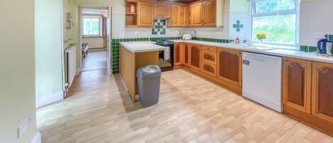 Een vaatwasser, een kinderstoel