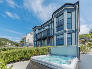 Outdoor spa tub - 3 bedroom accommodation in Woolacombe (Woolacombe)