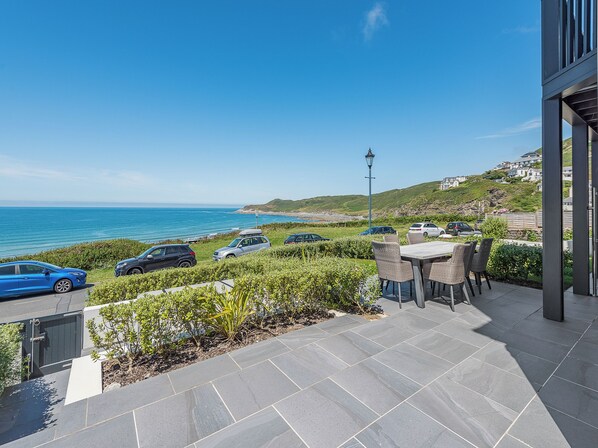 屋外ダイニングエリア