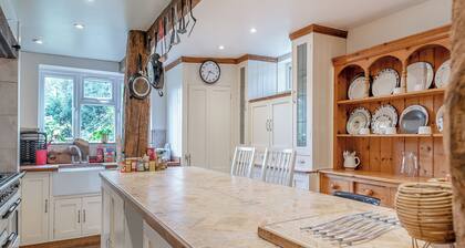 5 bedroom accommodation in Dibden, near Southampton