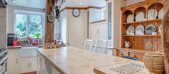 5 bedroom accommodation in Dibden, near Southampton