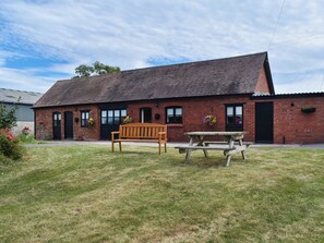 Outdoor dining - Pheasant Pens 2 - UK50188 (Llandenny, near Usk)