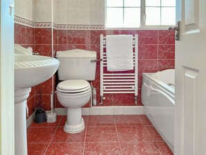 A bathroom with a toilet, sink, and bathtub. - 4 bedroom accommodation in Poole (Poole)