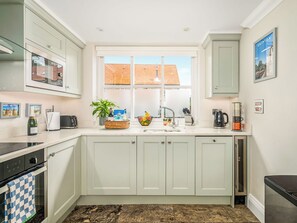 Dishwasher, highchair - 3 bedroom accommodation in Helmsley (Helmsley)