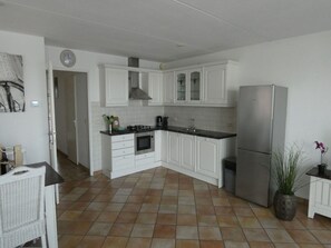 Kylskåp, mikrovågsugn, spishäll och diskmaskin