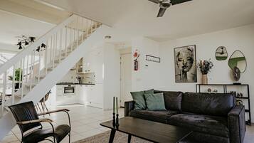 Een televisie en een dvd-speler