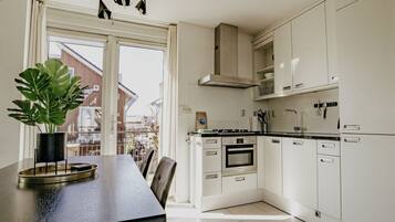 Køleskab, mikrobølgeovn, kogeplade, opvaskemaskine