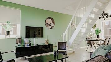 Una televisión, un reproductor de DVD