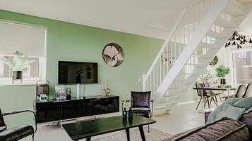 Een televisie en een dvd-speler