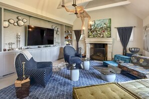 Smart TV y chimenea