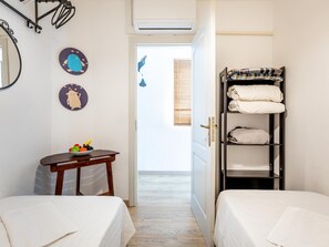 مكواة/لوح كي وخدمة الإنترنت وملاءات أسرّة