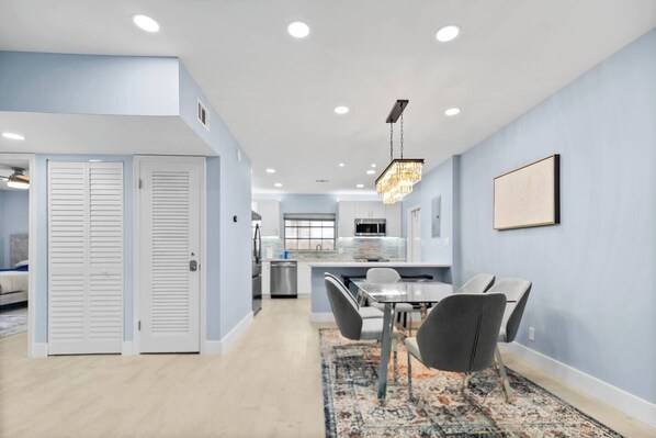 Interior - Las Olas & Beachside getaway with pool (Fort Lauderdale)