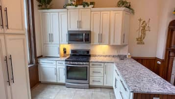 Kylskåp, mikrovågsugn, ugn och spishäll