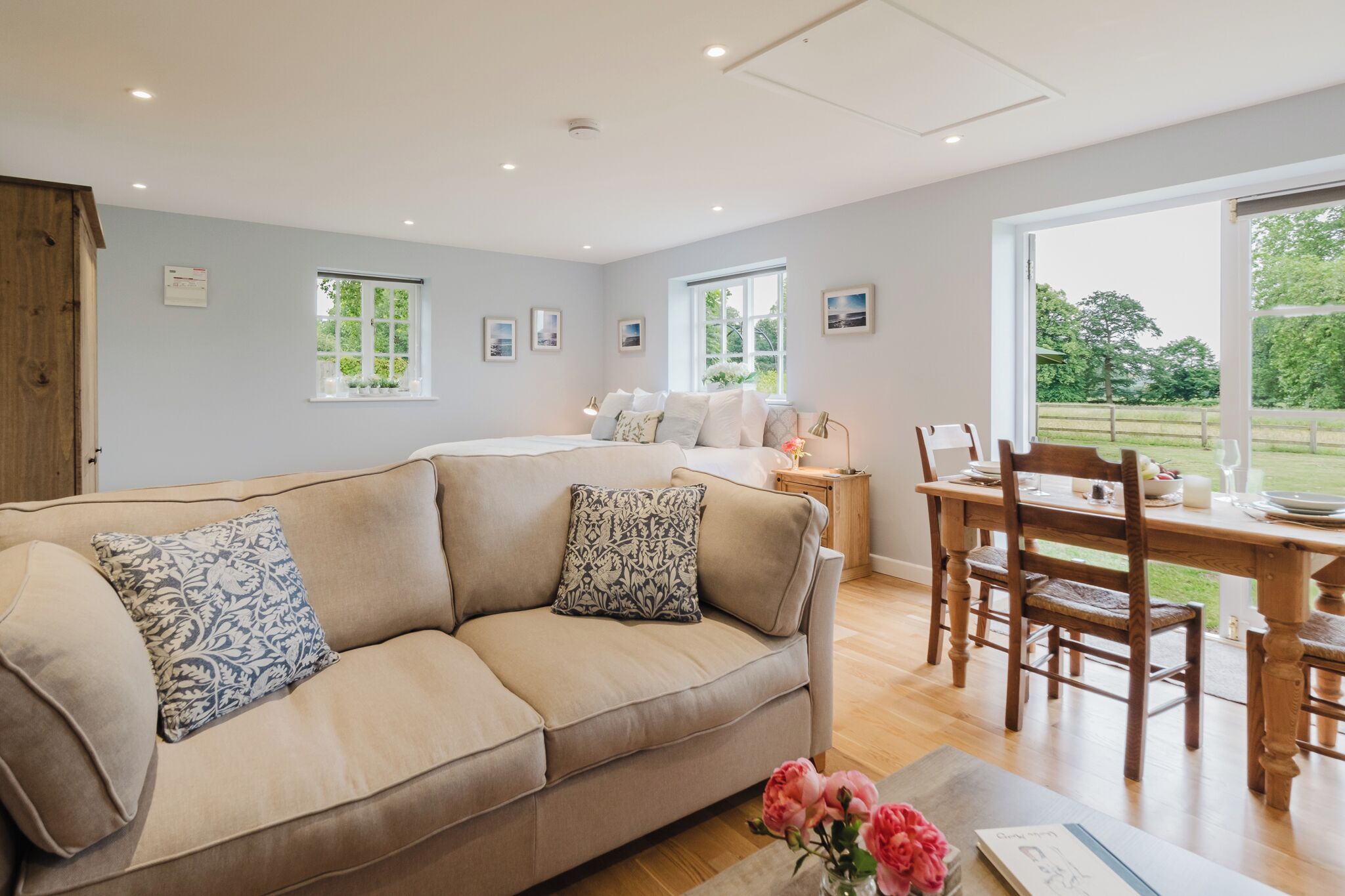 Deluxe Studio, Garden View | Living area