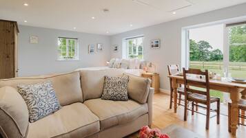 Deluxe Studio, Garden View | Living area