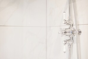 Bathroom - Idyllic Countryside Cottage  (Birlingham)