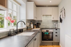 Deluxe Studio, Garden View | Private kitchen