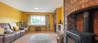 Swan Cottage offers a relaxing space for all the family to enjoy.