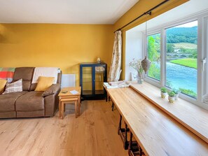 Living area - Swan Cottage offers a relaxing space for all the family to enjoy. (Corwen and the Berwyn Mountains)
