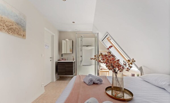 5 bedrooms, desk, travel crib, WiFi