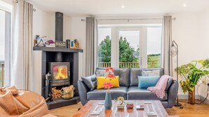 TV, fireplace - 2 bedroom accommodation in Achmore (Achmore)