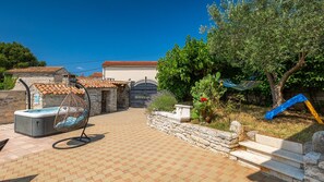 Outdoor spa tub - Villa RIA by Villas guide (Vodnjan)
