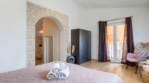 4 bedrooms, iron/ironing board, free WiFi, bed sheets