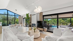 TV - Villa Flores by Villas Guide (Frata)