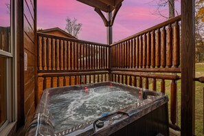 Outdoor spa tub - Modern Cabin • Movie Theater • Hot Tub • Game Room (Gatlinburg)
