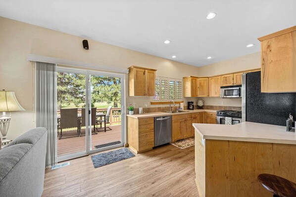 Fridge, microwave, stovetop, dishwasher