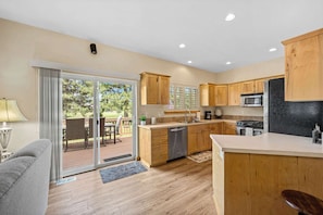 Een koelkast, een microgolfoven, een kookplaat, een vaatwasser