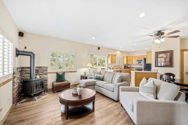 Smart TV, fireplace, stereo
