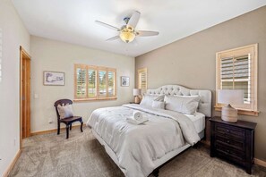 2 عدّة غرف نوم ومكواة/لوح كي وواي فاي وملاءات أسرّة