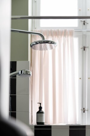 Een douche, een haardroger, handdoeken