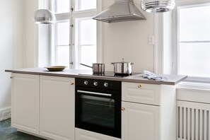 Fridge, oven, stovetop, dishwasher