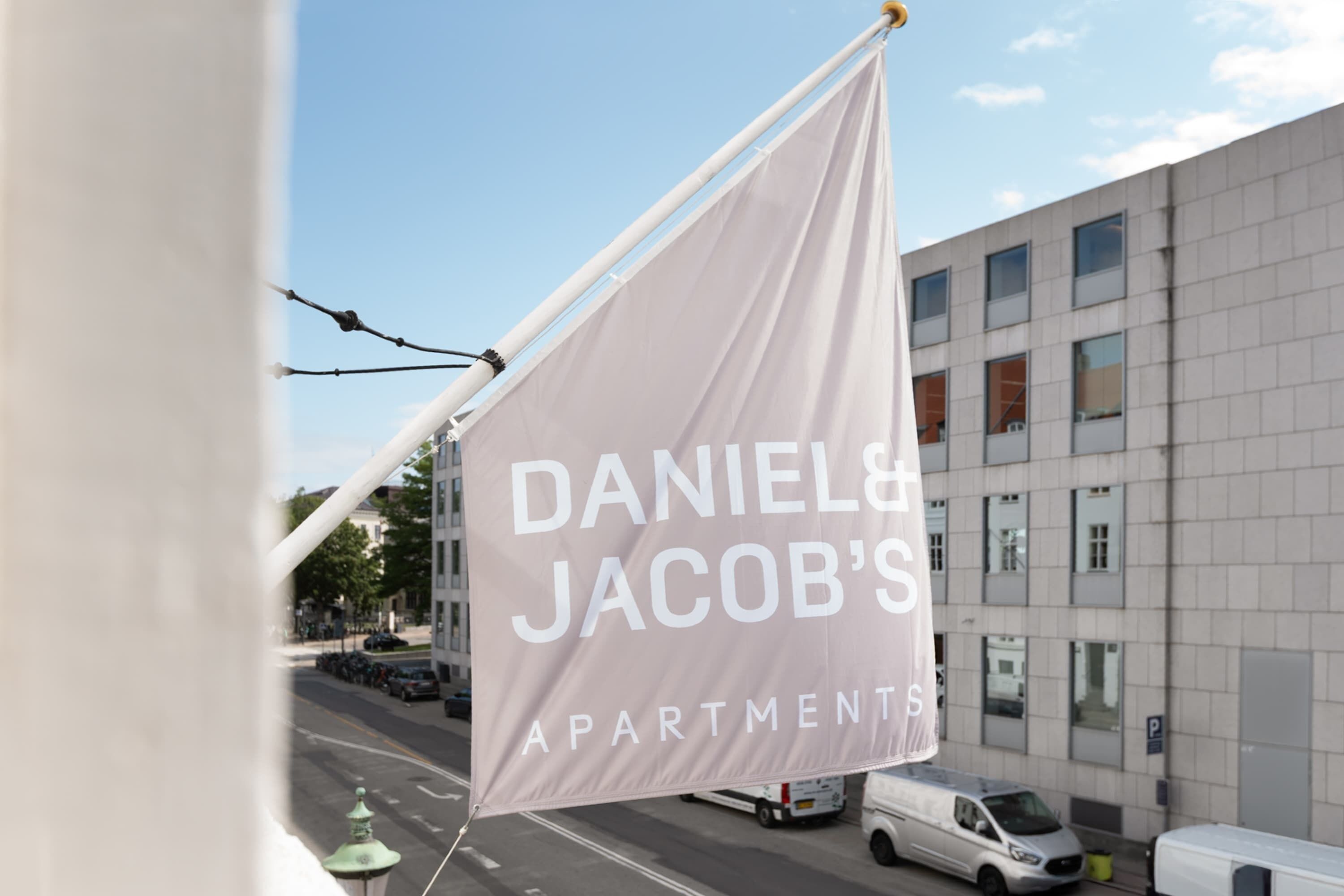Una bandera amb la inscripció "DANIEL & JACOB'S APARTMENTS".